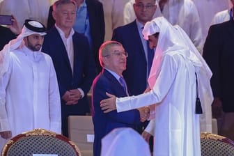 Katars Emir Scheich Tamim bin Hamad Al Thani (r) begrüsst IOC-Präsident Thomas Bach (M) bei der Eröffnungsfeier.