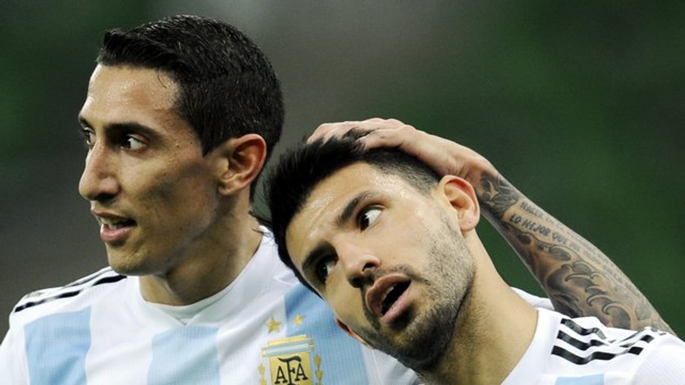 Fehlen im argentinischen Aufgebot für das Länderspiel gegen Deutschland: Angel Di Maria (l) und Sergio Agüero.