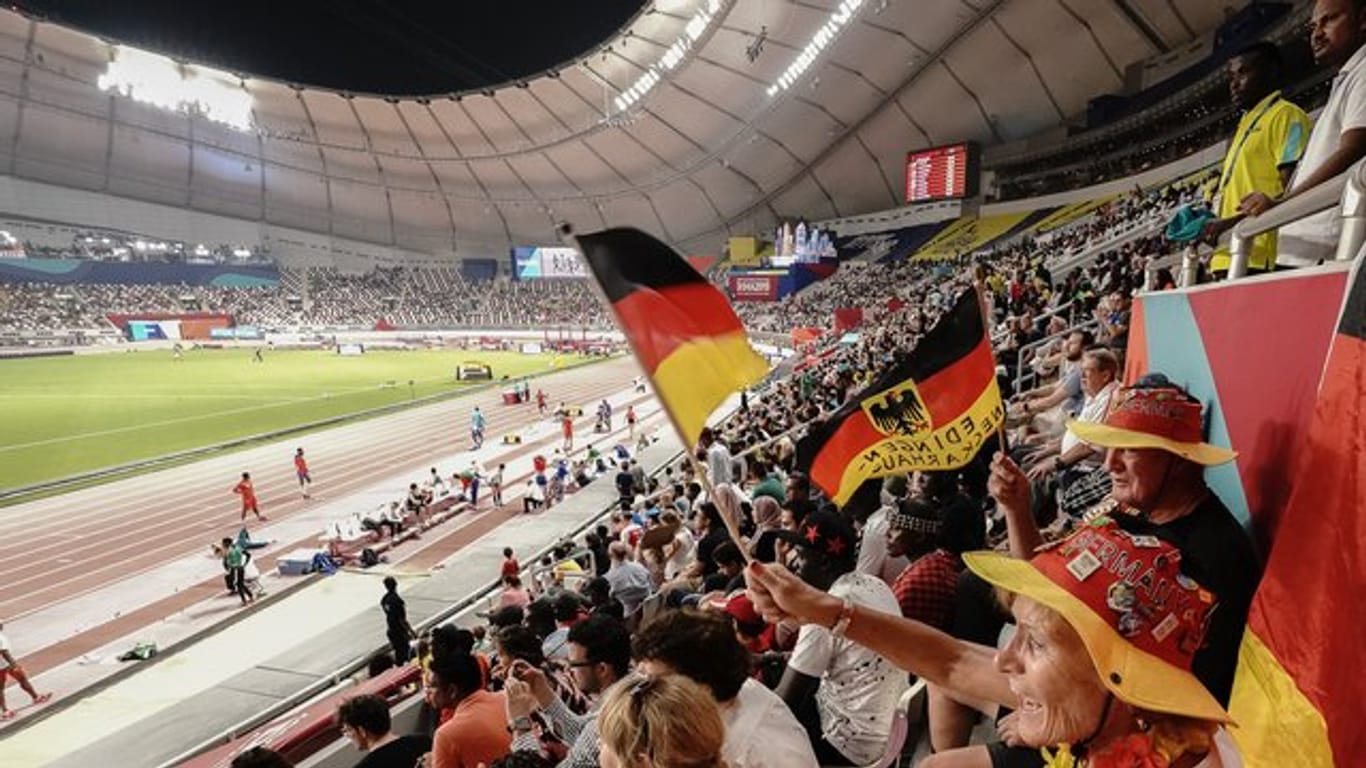 Fans aus Deutschland beobachten den Wettkampf im Khalifa International Stadium.