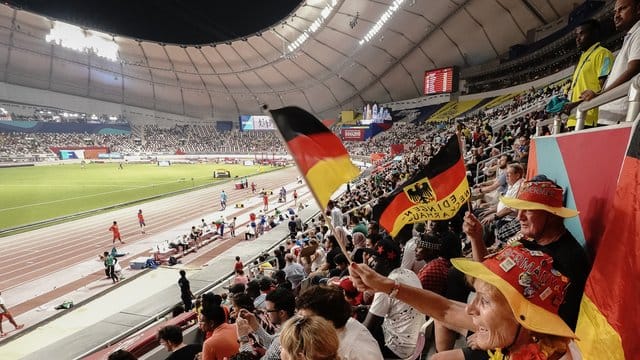 Fans aus Deutschland beobachten den Wettkampf im Khalifa International Stadium. Fans aus Deutschland beobachten den Wettkampf im Khalifa International Stadium.