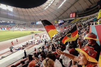 Fans aus Deutschland beobachten den Wettkampf im Khalifa International Stadium.