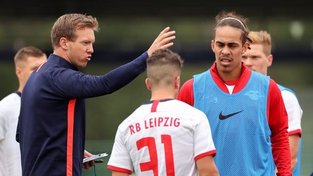 Trainer Julian Nagelsmann (l) will sich mit RB Leipzig an der Tabellenspitze behaupten.