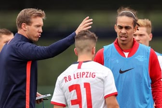 Trainer Julian Nagelsmann (l) will sich mit RB Leipzig an der Tabellenspitze behaupten.