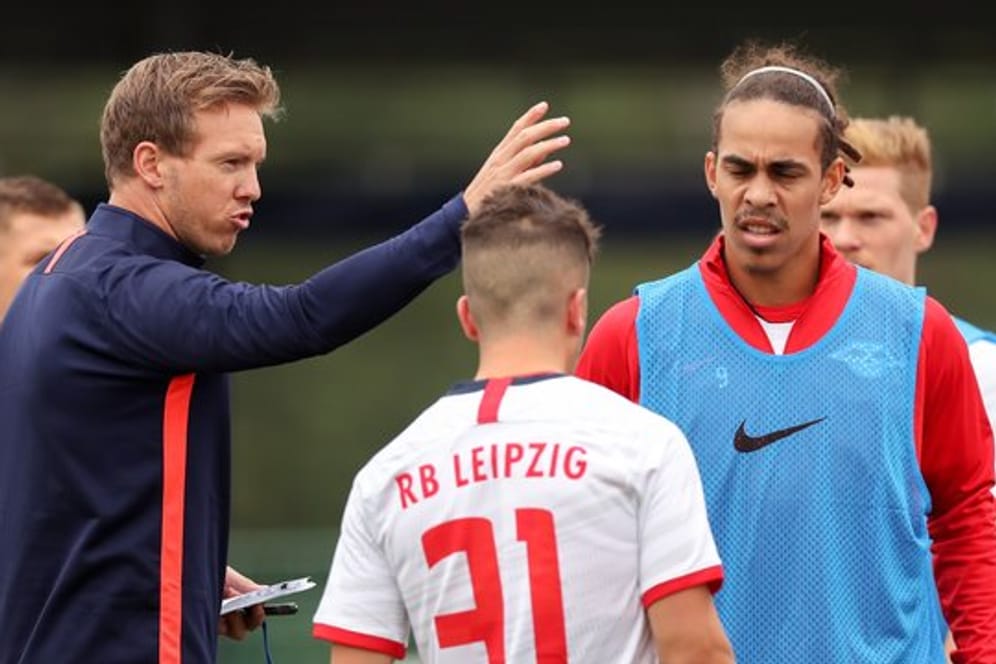 Trainer Julian Nagelsmann (l) will sich mit RB Leipzig an der Tabellenspitze behaupten.