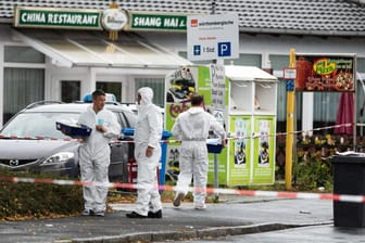Göttingen: Ermittler der Polizei stehen am abgesperrten Tatort.