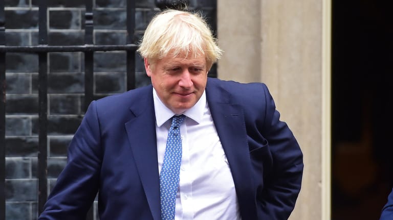 Boris Johnson, Premierminister von Großbritannien, vor seinem Amtssitz: Es gibt den Verdacht, dass er als Londoner Bürgermeister Fördergelder unrechtmäßig eingesetzt hat.