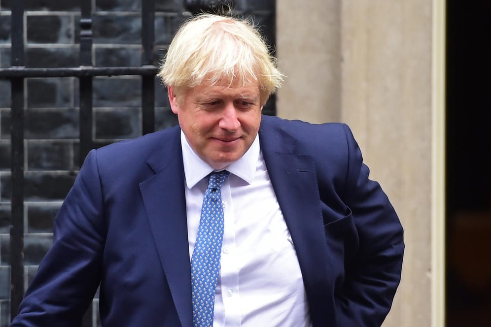 Boris Johnson, Premierminister von Großbritannien, vor seinem Amtssitz: Es gibt den Verdacht, dass er als Londoner Bürgermeister Fördergelder unrechtmäßig eingesetzt hat.
