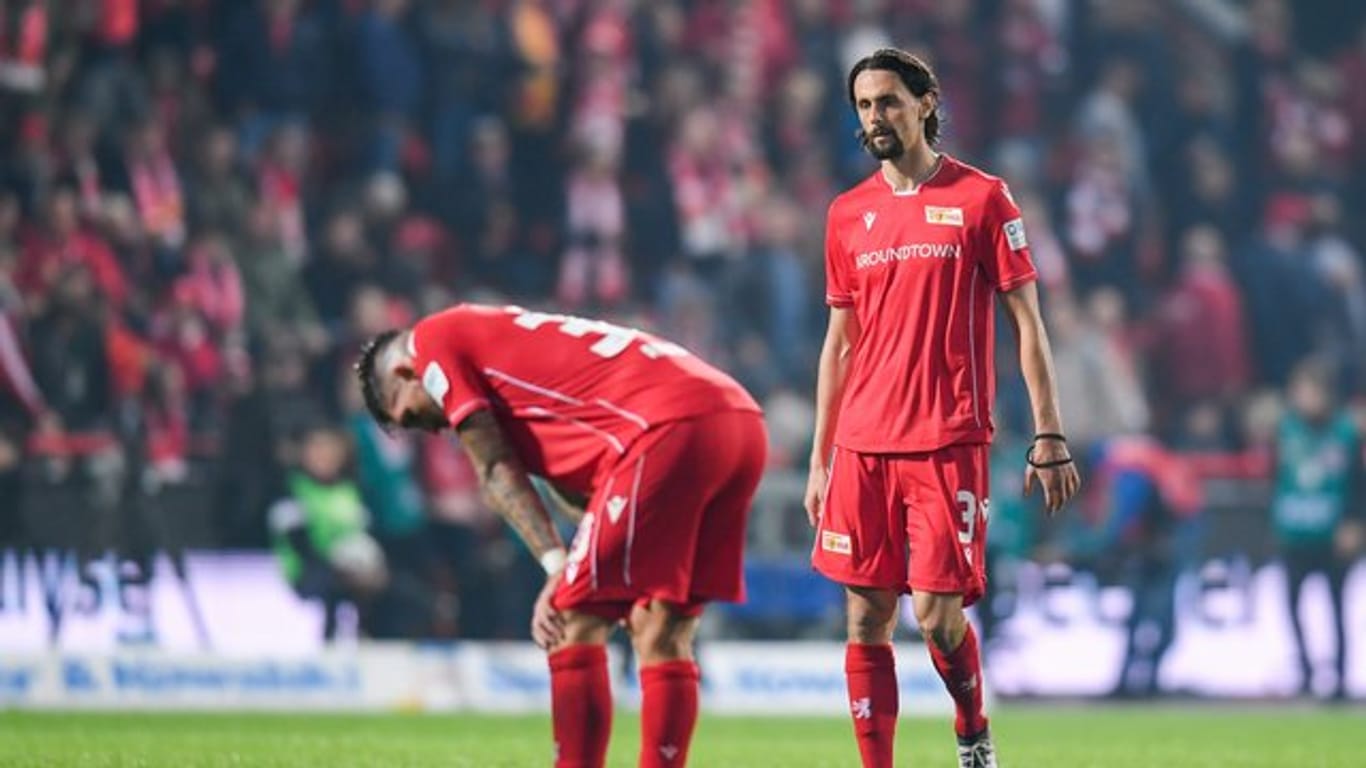 Die Union-Spieler Robert Andrich (l) und Neven Subotic waren nach der 1:2-Niederlage gegen Eintracht Frankfurt enttäuscht.