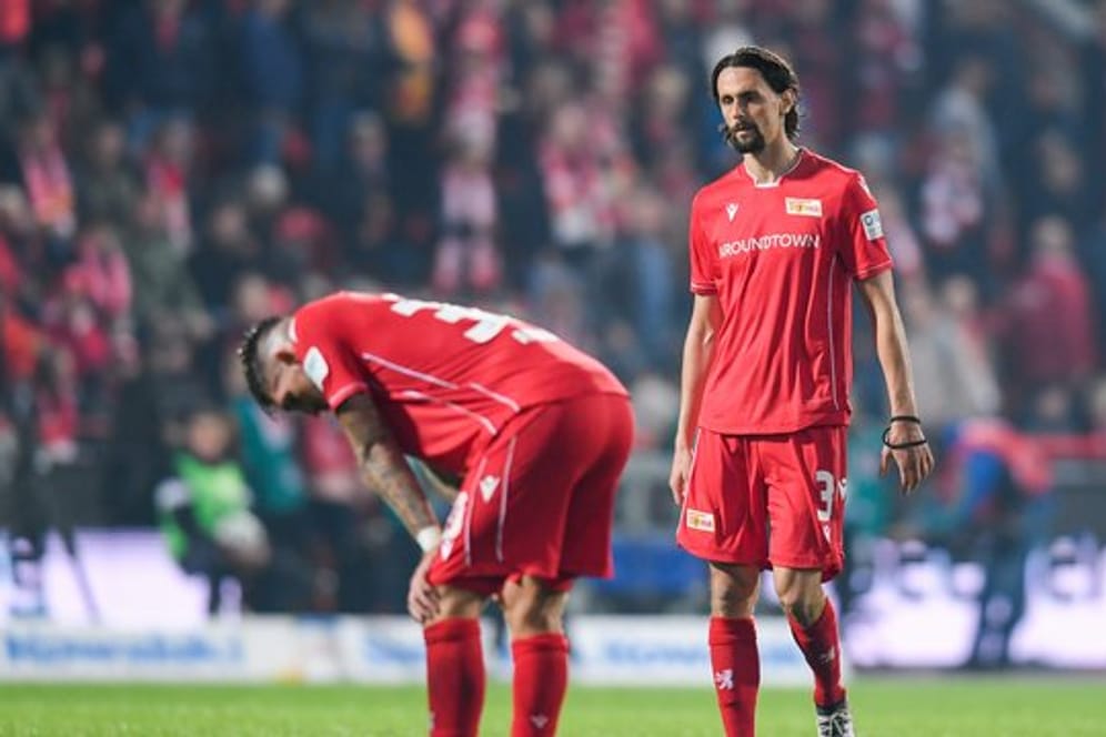 Die Union-Spieler Robert Andrich (l) und Neven Subotic waren nach der 1:2-Niederlage gegen Eintracht Frankfurt enttäuscht.