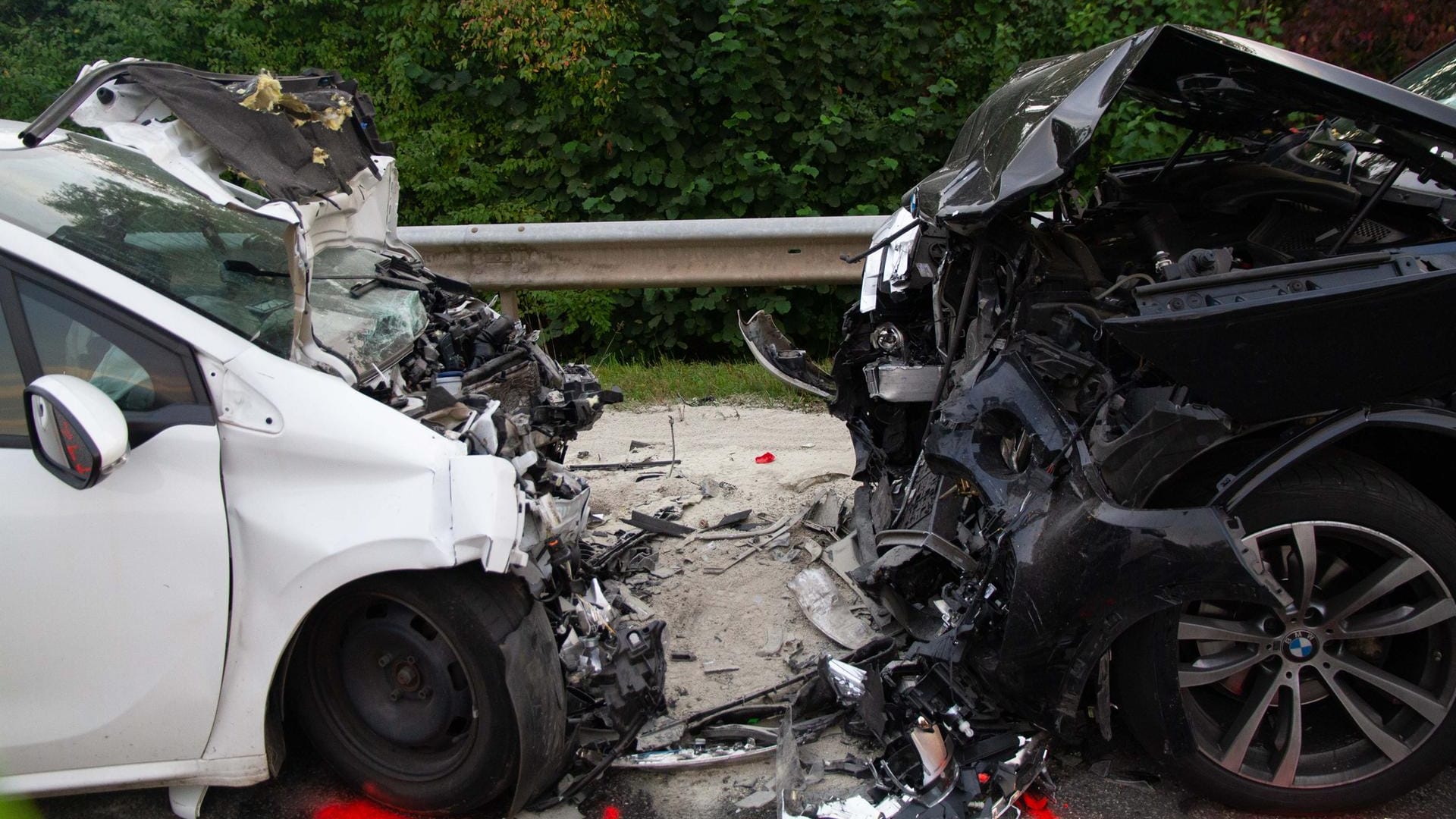 Rheinland-Pfalz, Wasserliesch: Beim Zusammenprall eines Kleinwagens mit einem SUV sind sechs Menschen verletzt worden.