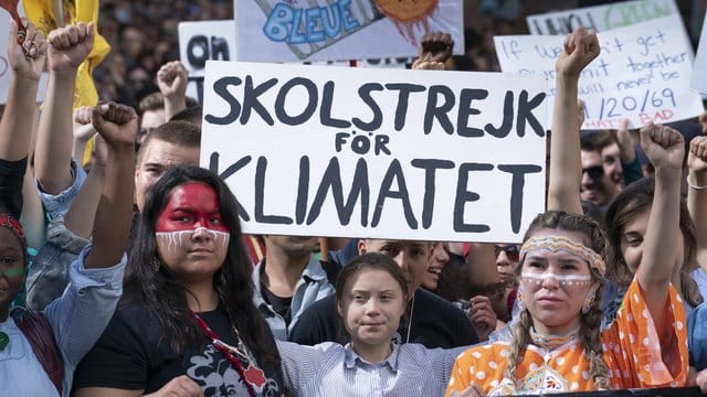 Greta Thunberg (M), schwedische Klimaaktivistin, nimmt an einem Klimamarsch in Montreal, Kanda, teil.