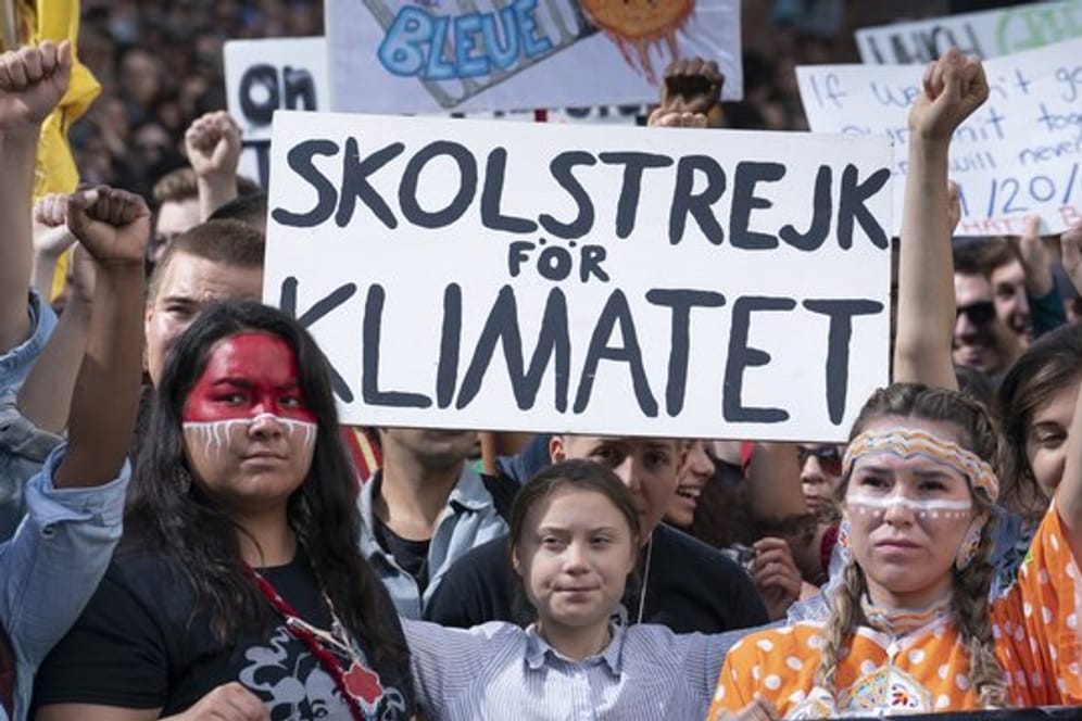Greta Thunberg (M), schwedische Klimaaktivistin, nimmt an einem Klimamarsch in Montreal, Kanda, teil.