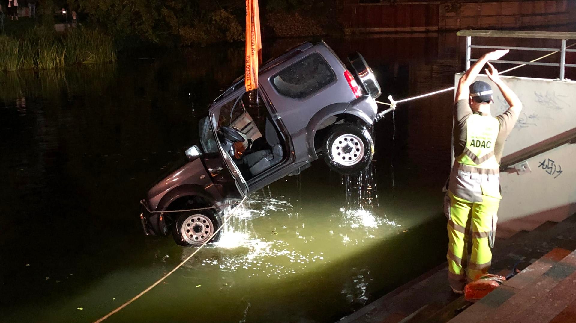 Rettungskräfte bergen ein Auto aus der Havel: Im Rückwärtsgang ist ein 65-Jähriger mit seinem Wagen von seinem Grundstück in Rathenow (Havelland) in die Havel gefahren.