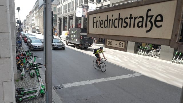 Blick auf die Friedrichstraße zwischen der Straße Unter den Linden und der Dorotheenstraße. Blick auf die Friedrichstraße zwischen der Straße Unter den Linden und der Dorotheenstraße.
