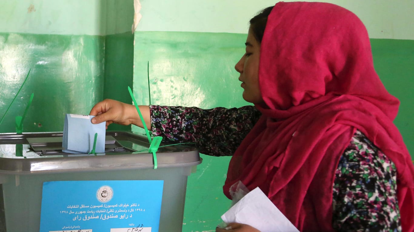 Afghanin bei der Wahl in Kabul: Die Präsidentschaftswahlen werden von Anschlägen überschattet.