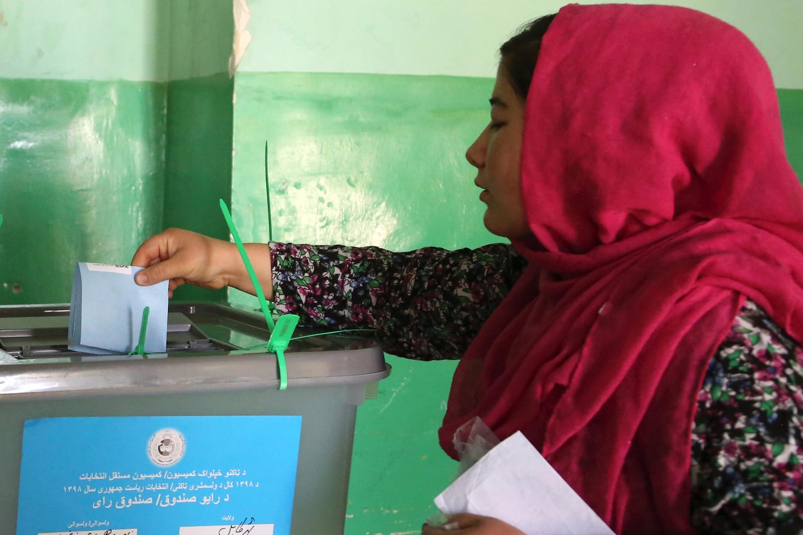 Afghanin bei der Wahl in Kabul: Die Präsidentschaftswahlen werden von Anschlägen überschattet.
