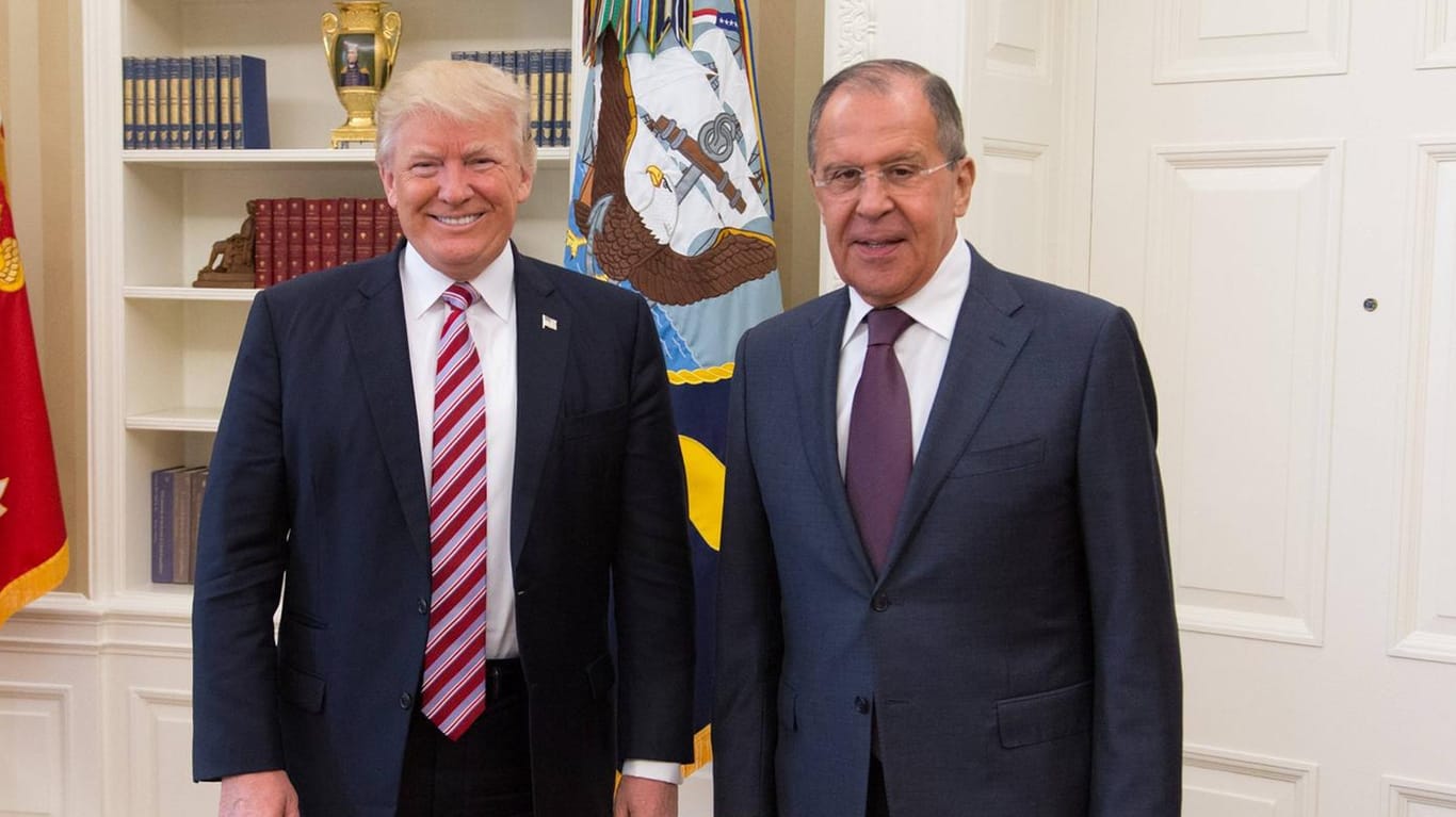 US-Präsident Donald Trump 2017 bei seinem Treffen mit Russlands Außenminister Sergej Lawrow: Auch dieses Gespräch könnte Trump noch Ärger einbringen.