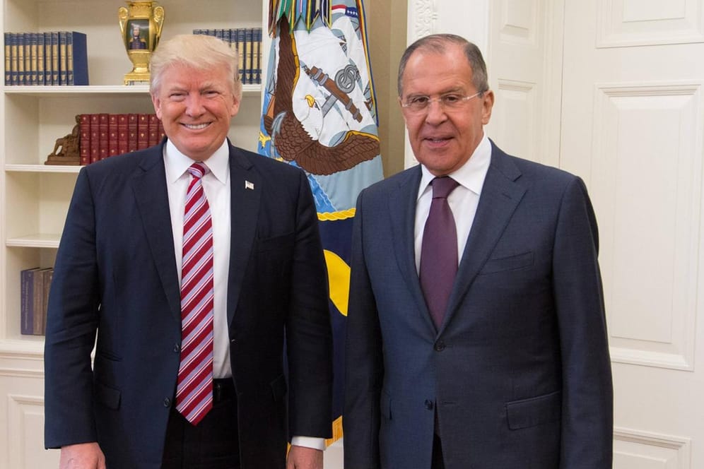 US-Präsident Donald Trump 2017 bei seinem Treffen mit Russlands Außenminister Sergej Lawrow: Auch dieses Gespräch könnte Trump noch Ärger einbringen.