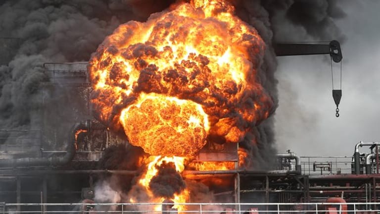 Ein Feuerball und eine Rauchsäule steigen an Bord eines Frachtschiffs im Hafen der südkoreanischen Stadt Ulsan nach einer Explosion auf.