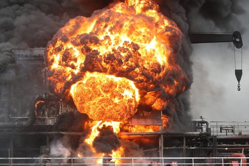 Ein Feuerball und eine Rauchsäule steigen an Bord eines Frachtschiffs im Hafen der südkoreanischen Stadt Ulsan nach einer Explosion auf.