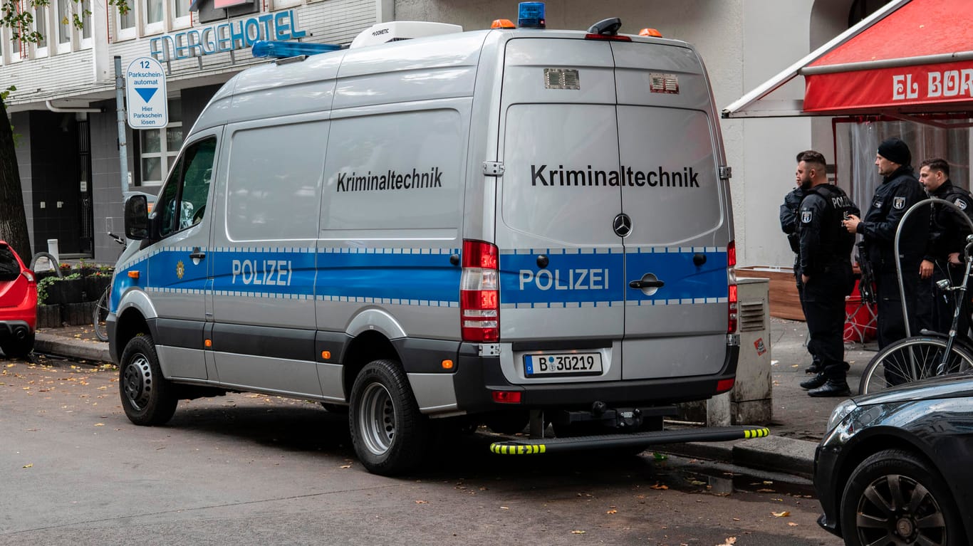 Kriminaltechnik in der Wielandstraße (Ecke Kantstraße): Am frühen Samstagmorgen fielen nach einem Streit Schüsse in Berlin.