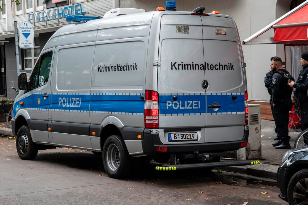 Kriminaltechnik in der Wielandstraße (Ecke Kantstraße): Am frühen Samstagmorgen fielen nach einem Streit Schüsse in Berlin.