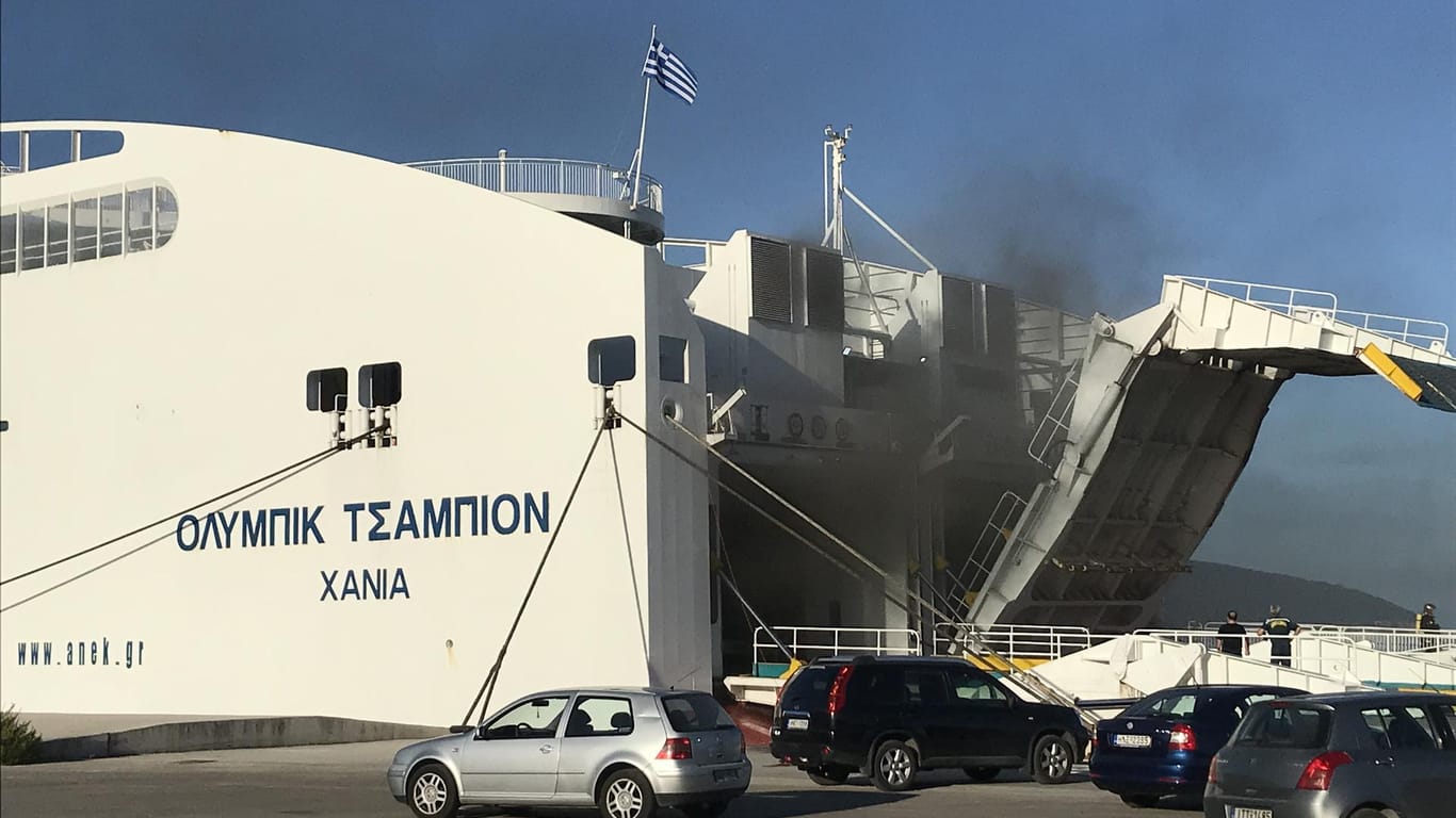 Rauch kommt aus der Olympic Champion: Auf dem Schiff ist am Samstagmorgen ein Feuer ausgebrochen.