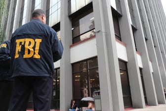 FBI Beamten: Ein 13-jähriger Deutscher hat die amerikanische Behörde mit einem Onlineposting auf den Plan gerufen. (Symbolbild)