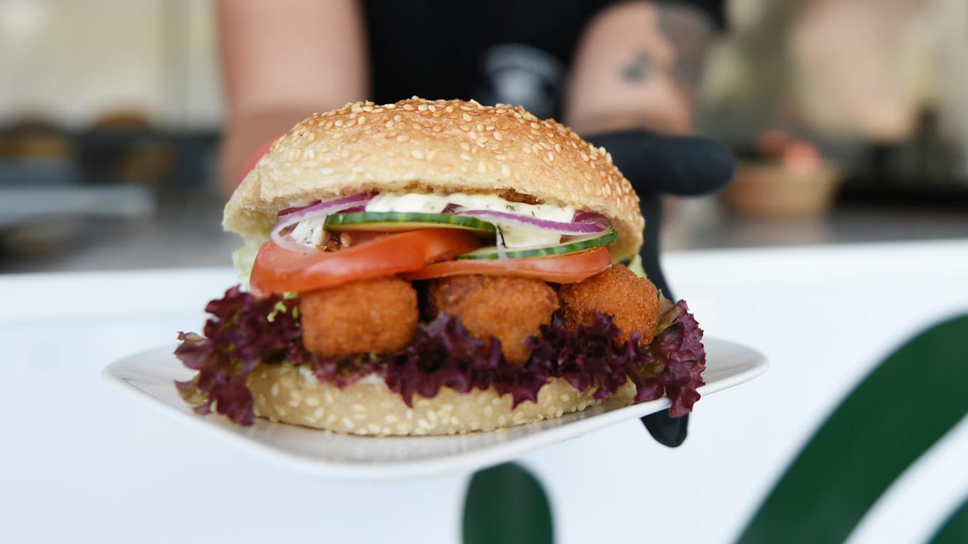 Vegetarischer Burger: Vegetarische und vegane Lebensmittel liegen im Trend: Doch sind sie besser für das Klima?
