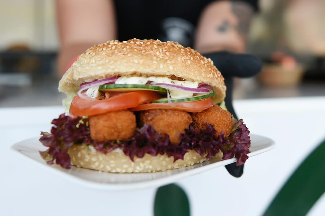 Vegetarischer Burger: Vegetarische und vegane Lebensmittel liegen im Trend: Doch sind sie besser für das Klima?