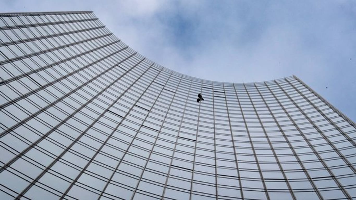 Der Extremkletterer Alain Robert klettert ungesichert an der Fassade der Skyper-Hochhauses in die Höhe.