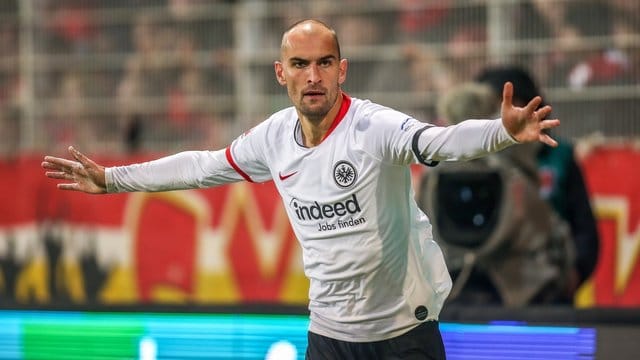 Frankfurts Bas Dost jubelt über seinen Treffer gegen Union Berlin.