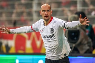 Frankfurts Bas Dost jubelt über seinen Treffer gegen Union Berlin.