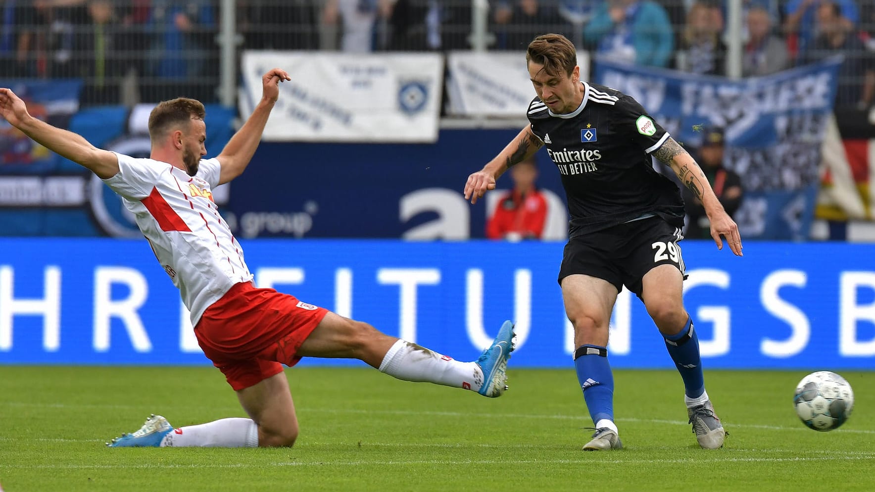 Zweikampf in Regensburg: Hamburgs Adrian Fein (r.) zu Gast bei seinem Ex-Klub.