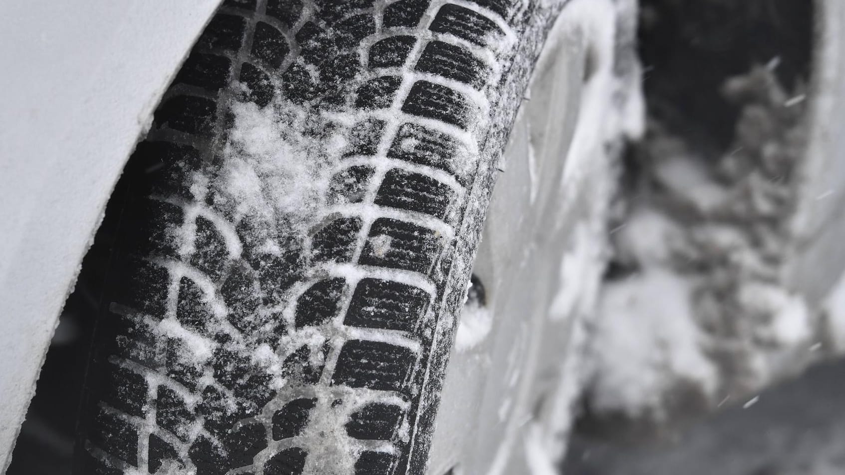 Schneebedeckter Winterreifen: Die Breite der Reifen ist bei der Fahrt sowohl bei Schnee als auch bei gefrierender Nässe entscheidend.