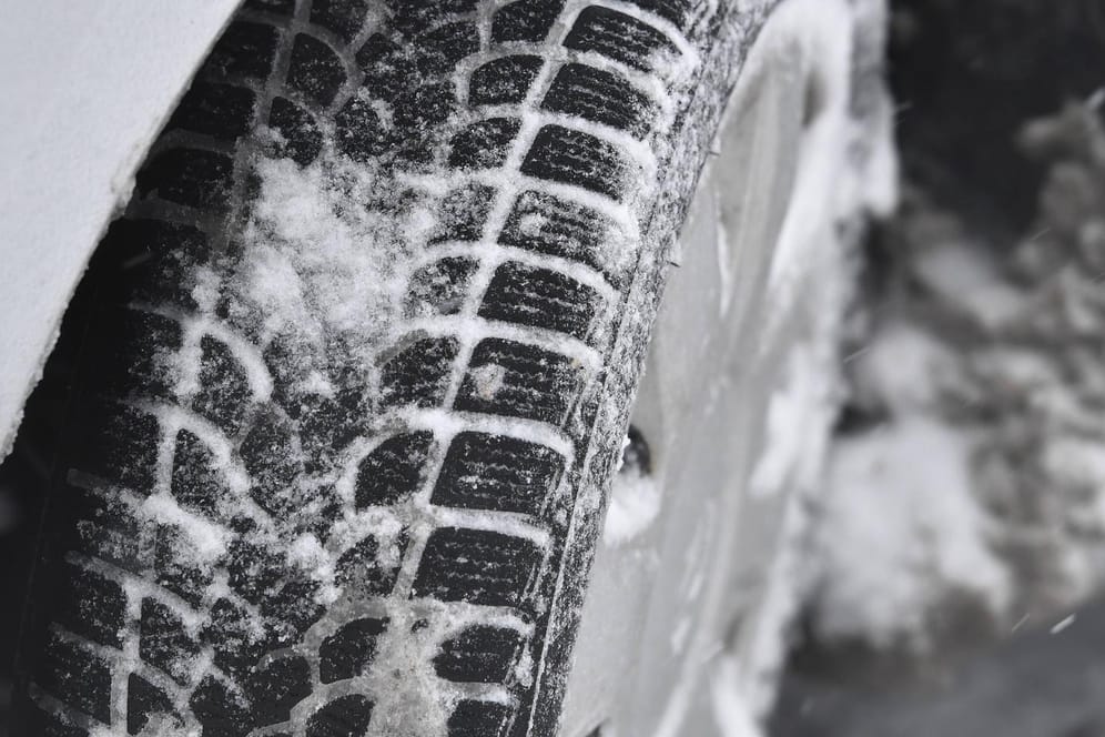 Schneebedeckter Winterreifen: Die Breite der Reifen ist bei der Fahrt sowohl bei Schnee als auch bei gefrierender Nässe entscheidend.