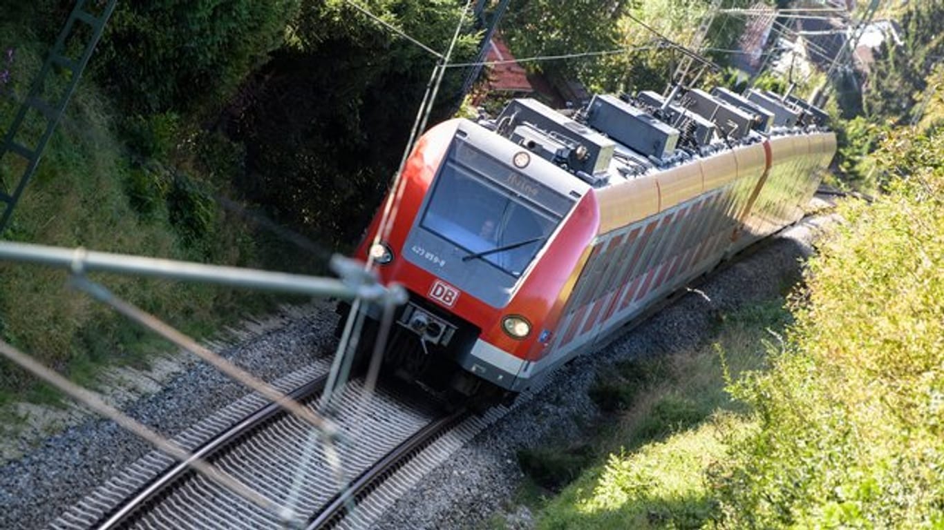 Eine S-Bahn fährt in München über die Gleise: An der Station Donnersbergerbrücke kam ein Zug gerade noch rechtzeitig zum Stehen. (Symbolfoto)