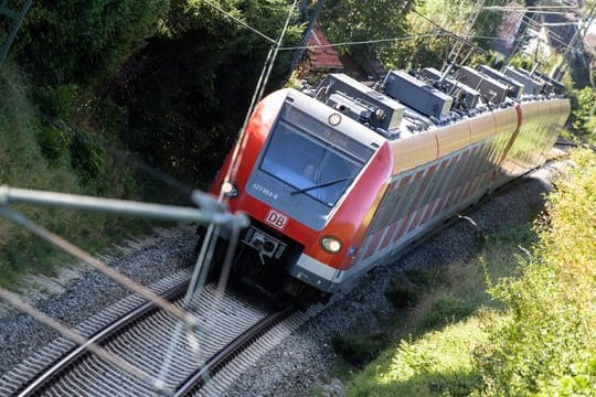 Eine S-Bahn fährt in München über die Gleise: An der Station Donnersbergerbrücke kam ein Zug gerade noch rechtzeitig zum Stehen. (Symbolfoto)