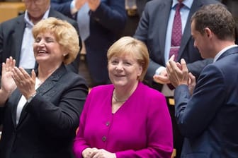 Birgit Diezel (CDU), Landtagspräsidentin (l), und Mike Mohring, CDU-Fraktionschef, applaudieren Bundeskanzlerin Angela Merkel (CDU, M) auf dem Festakt der Thüringer CDU-Landtagsfraktion zum Tag der Deutschen Einheit im Thüringer Landtag.