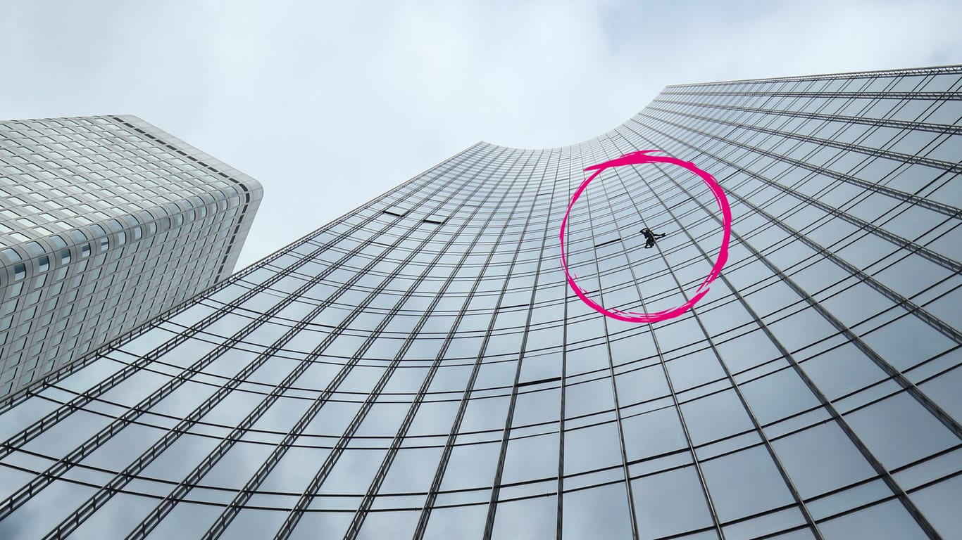 Französischer "Spiderman": Der Freeclimber Alain Robert hat ein Frankfurter Hochhaus erklommen.
