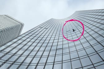 Französischer "Spiderman": Der Freeclimber Alain Robert hat ein Frankfurter Hochhaus erklommen.