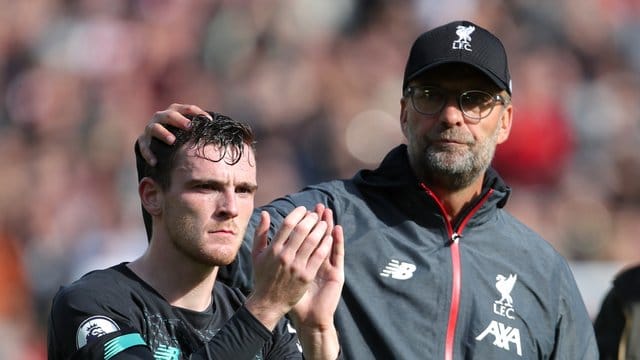 Trainer Jürgen Klopp tätschelt seinem Spieler Andrew Robertson nach dem Spiel den Kopf. Trainer Jürgen Klopp tätschelt seinem Spieler Andrew Robertson nach dem Spiel den Kopf.
