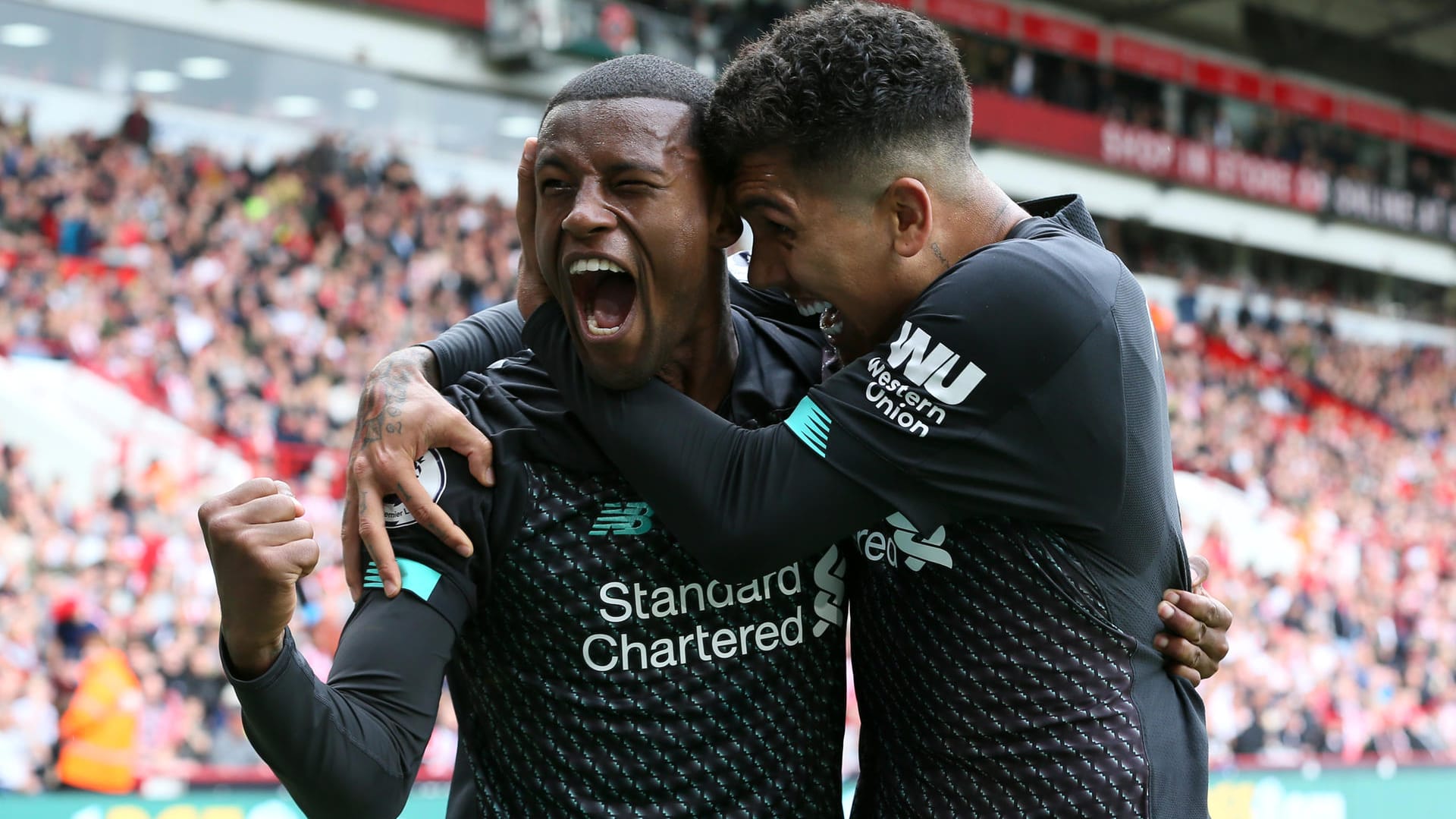 Liverpools Wijnaldum (li.) und Firmino jubeln im Spiel gegen Sheffield United.