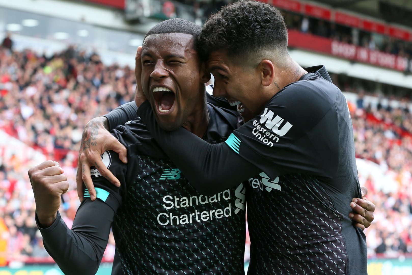 Liverpools Wijnaldum (li.) und Firmino jubeln im Spiel gegen Sheffield United.