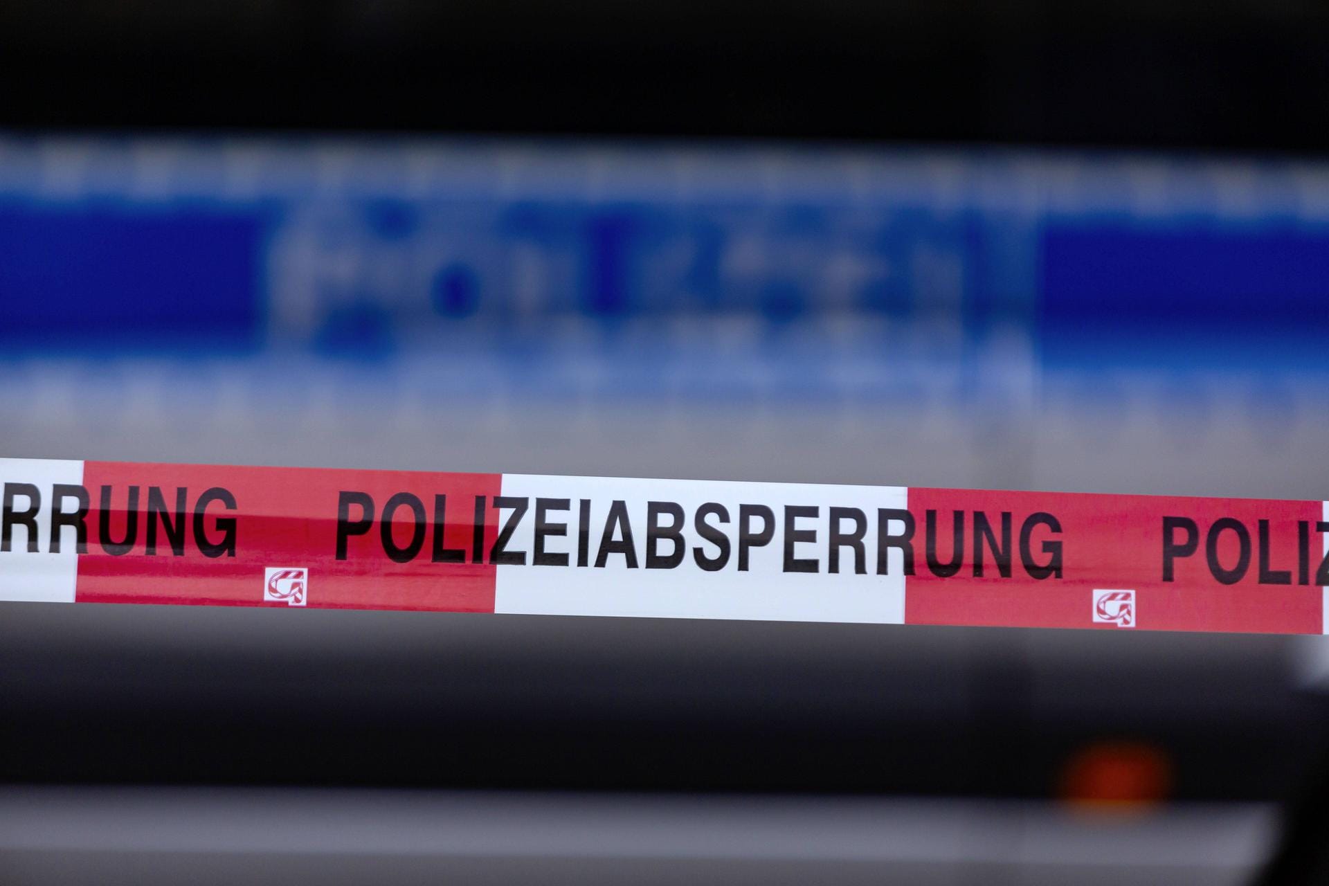 Absperrband vor einem Polizeiauto: In Leipzig ermittelt die Kriminalpolizei, bislang deutet aber alles auf ein tragisches Unglück hin. (Symbolfoto)