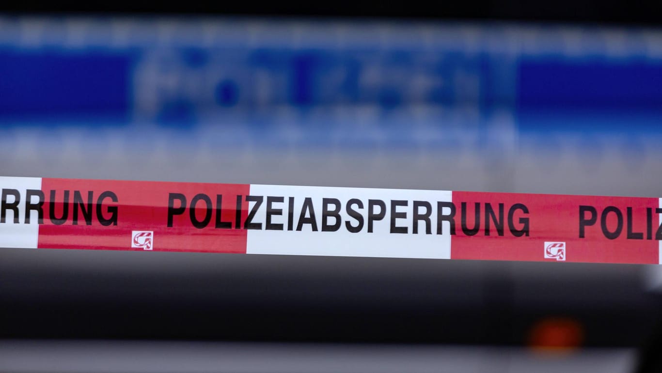 Absperrband vor einem Polizeiauto: In Leipzig ermittelt die Kriminalpolizei, bislang deutet aber alles auf ein tragisches Unglück hin. (Symbolfoto)