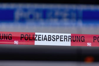 Absperrband vor einem Polizeiauto: In Leipzig ermittelt die Kriminalpolizei, bislang deutet aber alles auf ein tragisches Unglück hin. (Symbolfoto)