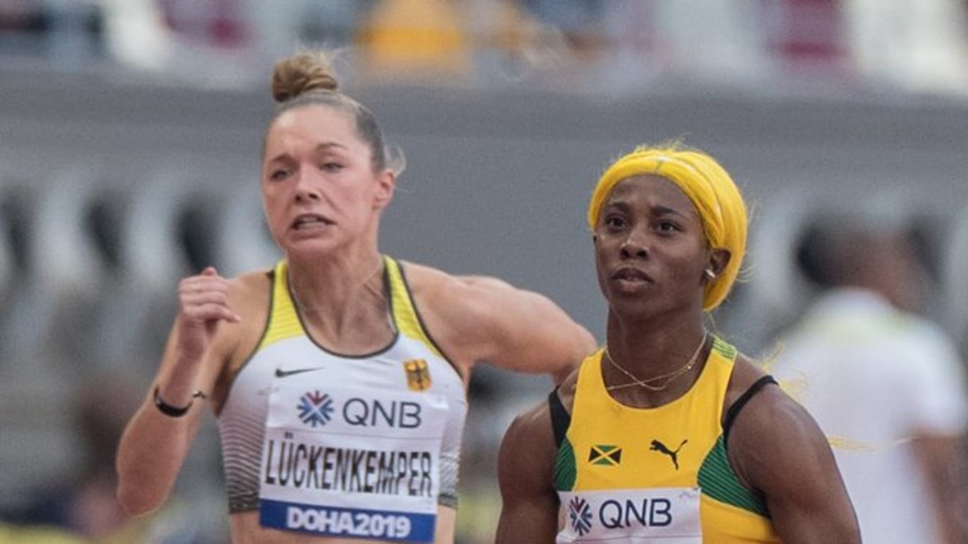 Bei der Leichtathletik-WM hat die deutsche Gina Lückenkemper (l) das Halbfinale über 100 Meter erreicht.
