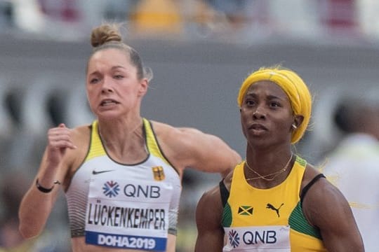 Bei der Leichtathletik-WM hat die deutsche Gina Lückenkemper (l) das Halbfinale über 100 Meter erreicht.