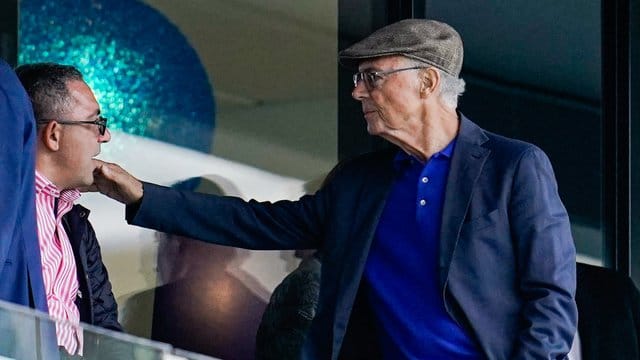 Franz Beckenbauer (r) auf der Tribüne in Sinsheim.